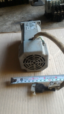 มอเตอร์เกียร์ทดจากญี่ปุ่น NISSEI ขนาด 60 W. อัตราที่ 15 : 1 ทดแล้วหมุนที่ 103 รอบต่อนาทีแรงบิดสูง และเงียบ ต่อหมุนซ้าย - ขวา ได้