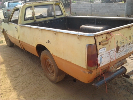 ISUZU KB 2200 Diesel สภาพดีพร้อมใช้งาน เครื่องแรงดีเดิมไม่มีปัญหาเลยครับ ภายในเก๋งคอนโซลอยู่ครบพร้อม กระบะมีผุบ้างเล็กน้อย ช่วงล่างคัชซีดี ยางสภาพดี 60\% พร้อมใช้งาน เอกสารเล่มทะเบียนครบ ราคาต่อรองได้ครับ