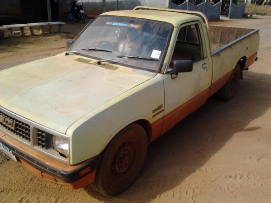 ISUZU KB 2200 Diesel สภาพดีพร้อมใช้งาน เครื่องแรงดีเดิมไม่มีปัญหาเลยครับ ภายในเก๋งคอนโซลอยู่ครบพร้อม กระบะมีผุบ้างเล็กน้อย ช่วงล่างคัชซีดี ยางสภาพดี 60\% พร้อมใช้งาน เอกสารเล่มทะเบียนครบ ราคาต่อรองได้ครับ