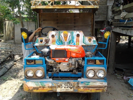 ขายด่วน รถอีแต๋น 4 ล้อ เครื่อง KUBOTA RT140 - 14 แรง ขับขิ่ง่ายคล่องตัว สภาพดีมากเครื่องไม่มีเยิ้มเลยครับ กระบะคอกไม้ทรงสวยไม่มีผุกร่อนพร้อมบรรทุกได้เลย ช่วงล่างเดิมๆทั้งชุด คัชซีหน้า 4 สภาพอย่างสวย ยางดี 4 เส้นประมาณ 70\% พร้อมใช้งาน ราคาต่อรองได้ครับ