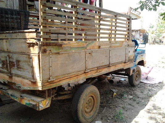 ขายด่วน รถอีแต๋น 4 ล้อ เครื่อง KUBOTA RT140 - 14 แรง ขับขิ่ง่ายคล่องตัว สภาพดีมากเครื่องไม่มีเยิ้มเลยครับ กระบะคอกไม้ทรงสวยไม่มีผุกร่อนพร้อมบรรทุกได้เลย ช่วงล่างเดิมๆทั้งชุด คัชซีหน้า 4 สภาพอย่างสวย ยางดี 4 เส้นประมาณ 70\% พร้อมใช้งาน ราคาต่อรองได้ครับ