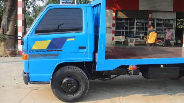 ISUZU NKR 100แรง พื้นเลียบ ดาวน์45000ผ่อน7500/48เดือน