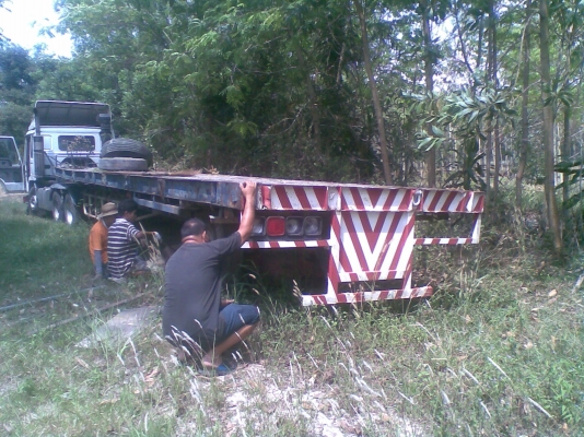 ขายหางพื้นเรียบ2เพลาเอาไปเลยมียาง2เส้น(ด่วนๆๆไม่มีที่จอด)