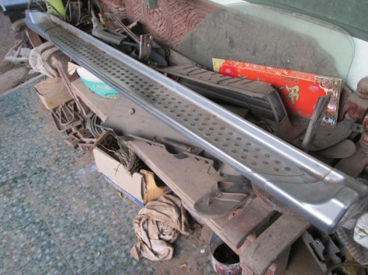 ขาย บันไดเสริมด้านขวา (RH) ISUZU Dmax ปี 2004 รุ่น 4 ประตู แท้ถอด ขาย บันไดเสริมด้านขวา (RH) ISUZU Dmax ปี 2004 รุ่น 4 ประตู แท้ถอด