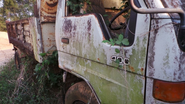 TOYOTA  DYNA 400  มีเล่มทะบียน  จอดมาสี่ปีค่ะ