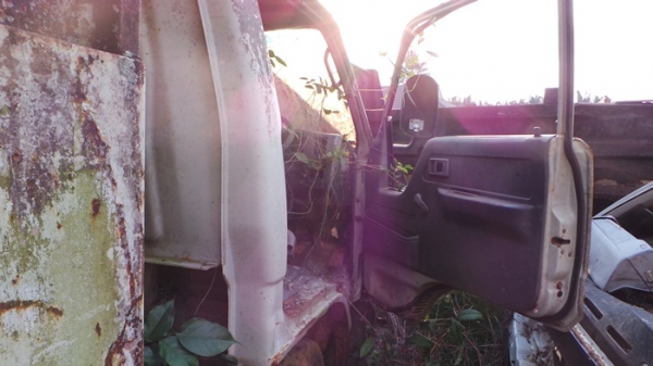 TOYOTA  DYNA 400  มีเล่มทะบียน  จอดมาสี่ปีค่ะ