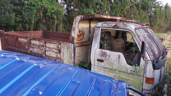 TOYOTA  DYNA 400  มีเล่มทะบียน  จอดมาสี่ปีค่ะ