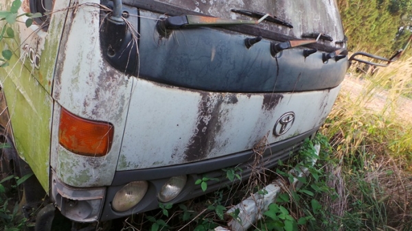 TOYOTA  DYNA 400  มีเล่มทะบียน  จอดมาสี่ปีค่ะ