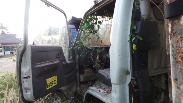 TOYOTA  DYNA 400  มีเล่มทะบียน  จอดมาสี่ปีค่ะ