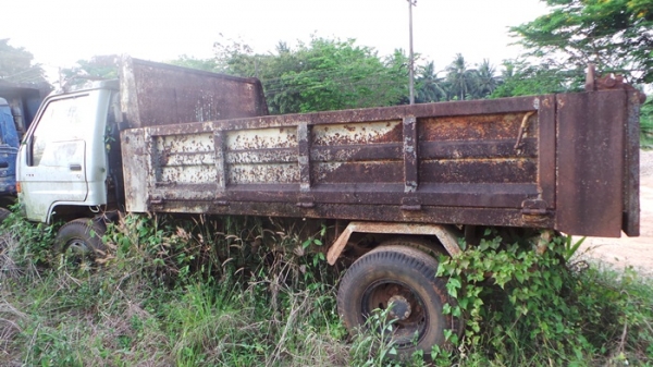 TOYOTA  DYNA 400  มีเล่มทะบียน  จอดมาสี่ปีค่ะ