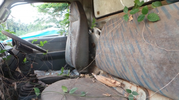 TOYOTA  DYNA 400  มีเล่มทะบียน  จอดมาสี่ปีค่ะ