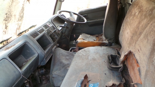 TOYOTA  DYNA 400  มีเล่มทะบียน  จอดมาสี่ปีค่ะ