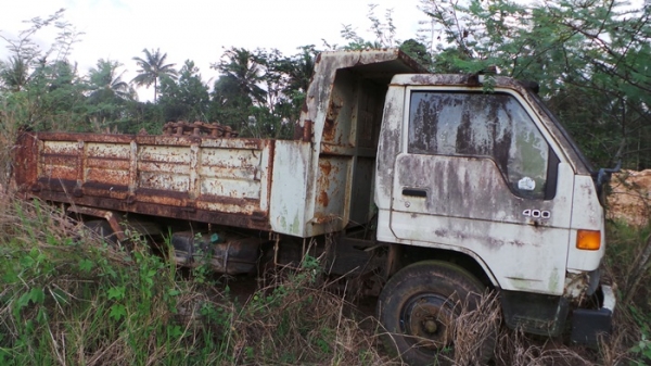 TOYOTA  DYNA 400  มีเล่มทะบียน  จอดมาสี่ปีค่ะ