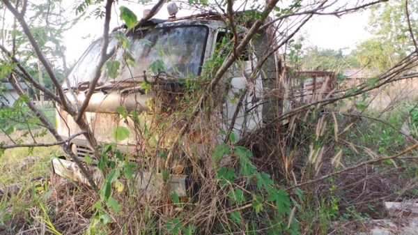 TOYOTA  DYNA 400  มีเล่มทะบียน  จอดมาสี่ปีค่ะ