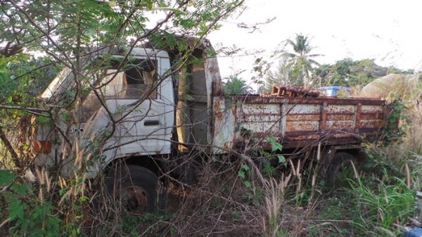 TOYOTA  DYNA 400  มีเล่มทะบียน  จอดมาสี่ปีค่ะ