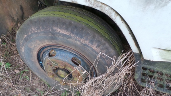 TOYOTA  DYNA 400  มีเล่มทะบียน  จอดมาสี่ปีค่ะ