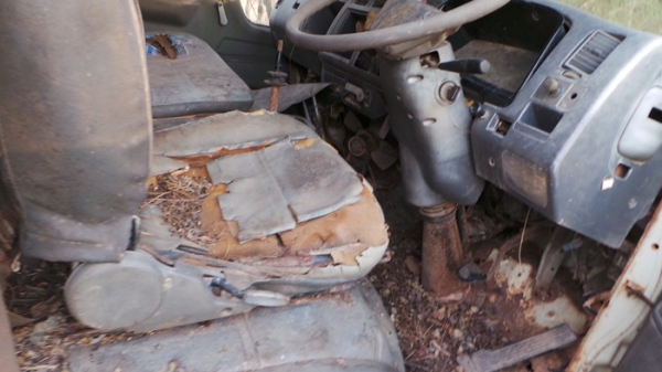 TOYOTA  DYNA 400  มีเล่มทะบียน  จอดมาสี่ปีค่ะ