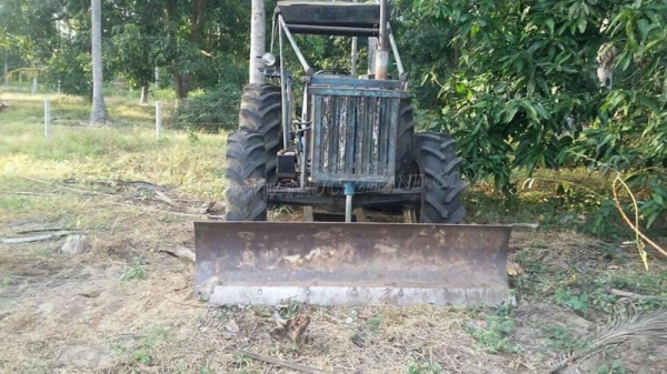 รถไถ ยี่ห้อ NEWHOLLAND  ปีจดทะเบียน 2546  85 แรงม้า