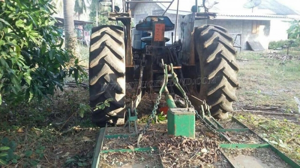 รถไถ ยี่ห้อ NEWHOLLAND  ปีจดทะเบียน 2546  85 แรงม้า