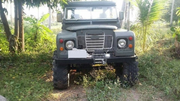 รถยี่ห้อ LAND ROVER  มีเล่มทะเบียนพร้อม ภาษีไม่ขาด