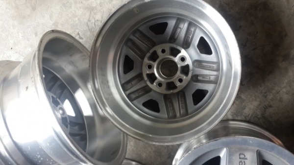 ล้อแม๊คใหม่ เก่าเก็บ ของ  Jeep ขอบ 15 สเปก โรงงาน ราคา 7,000 บาท