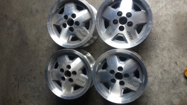 ล้อแม๊คใหม่ เก่าเก็บ ของ  Jeep ขอบ 15 สเปก โรงงาน ราคา 7,000 บาท