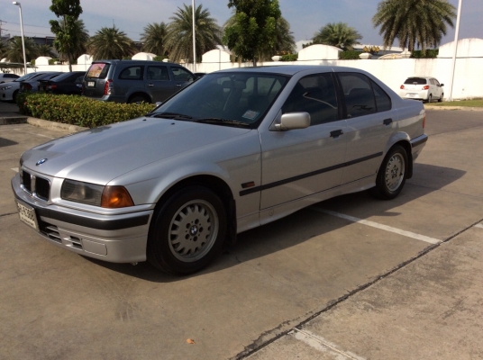 ขายรถสวยๆมือเดียวป้ายแดง BMW E36 318i ปี93 เครื่องเดิม M40 เกียร์ธรรมดา เพาเวอร์ ไฟฟ้าทั้งคัน ภายในสวยมากดำดุเบาะดำสะอาดเอี่ยม แอร์หนาว ตัวถังเดิมๆดีมากไม่มีชนเดิมทั้งคัน สีเงาสวย เครื่องแน่นขับสนุก ช่วงล่างดี รถสวย มือเดียวป้ายแดงครับ พร้อมใช้ครับ