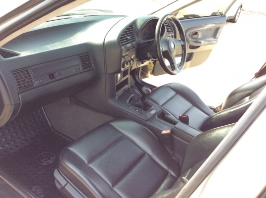 ขายรถสวยๆมือเดียวป้ายแดง BMW E36 318i ปี93 เครื่องเดิม M40 เกียร์ธรรมดา เพาเวอร์ ไฟฟ้าทั้งคัน ภายในสวยมากดำดุเบาะดำสะอาดเอี่ยม แอร์หนาว ตัวถังเดิมๆดีมากไม่มีชนเดิมทั้งคัน สีเงาสวย เครื่องแน่นขับสนุก ช่วงล่างดี รถสวย มือเดียวป้ายแดงครับ พร้อมใช้ครับ