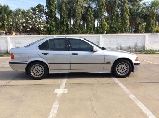 ขายรถสวยๆมือเดียวป้ายแดง BMW E36 318i ปี93 เครื่องเดิม M40 เกียร์ธรรมดา เพาเวอร์ ไฟฟ้าทั้งคัน ภายในสวยมากดำดุเบาะดำสะอาดเอี่ยม แอร์หนาว ตัวถังเดิมๆดีมากไม่มีชนเดิมทั้งคัน สีเงาสวย เครื่องแน่นขับสนุก ช่วงล่างดี รถสวย มือเดียวป้ายแดงครับ พร้อมใช้ครับ