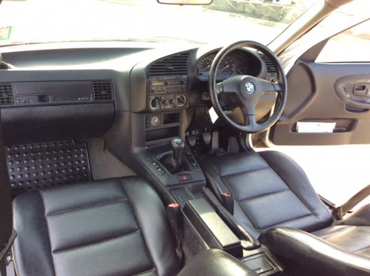 ขายรถสวยๆมือเดียวป้ายแดง BMW E36 318i ปี93 เครื่องเดิม M40 เกียร์ธรรมดา เพาเวอร์ ไฟฟ้าทั้งคัน ภายในสวยมากดำดุเบาะดำสะอาดเอี่ยม แอร์หนาว ตัวถังเดิมๆดีมากไม่มีชนเดิมทั้งคัน สีเงาสวย เครื่องแน่นขับสนุก ช่วงล่างดี รถสวย มือเดียวป้ายแดงครับ พร้อมใช้ครับ