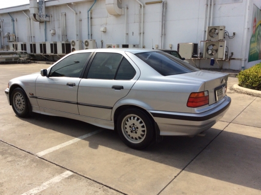 ขายรถสวยๆมือเดียวป้ายแดง BMW E36 318i ปี93 เครื่องเดิม M40 เกียร์ธรรมดา เพาเวอร์ ไฟฟ้าทั้งคัน ภายในสวยมากดำดุเบาะดำสะอาดเอี่ยม แอร์หนาว ตัวถังเดิมๆดีมากไม่มีชนเดิมทั้งคัน สีเงาสวย เครื่องแน่นขับสนุก ช่วงล่างดี รถสวย มือเดียวป้ายแดงครับ พร้อมใช้ครับ