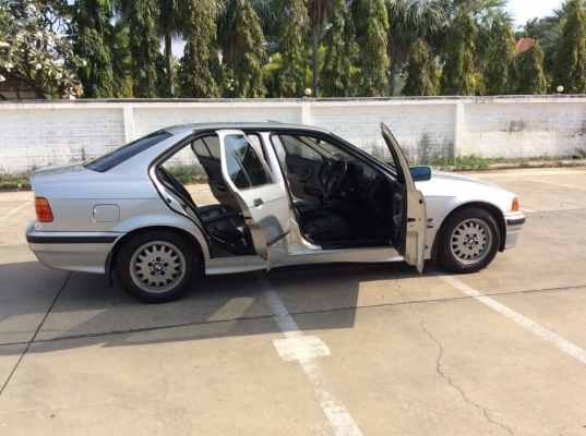 ขายรถสวยๆมือเดียวป้ายแดง BMW E36 318i ปี93 เครื่องเดิม M40 เกียร์ธรรมดา เพาเวอร์ ไฟฟ้าทั้งคัน ภายในสวยมากดำดุเบาะดำสะอาดเอี่ยม แอร์หนาว ตัวถังเดิมๆดีมากไม่มีชนเดิมทั้งคัน สีเงาสวย เครื่องแน่นขับสนุก ช่วงล่างดี รถสวย มือเดียวป้ายแดงครับ พร้อมใช้ครับ