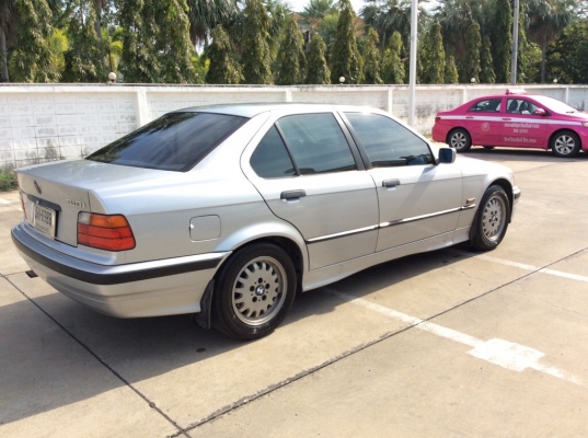 ขายรถสวยๆมือเดียวป้ายแดง BMW E36 318i ปี93 เครื่องเดิม M40 เกียร์ธรรมดา เพาเวอร์ ไฟฟ้าทั้งคัน ภายในสวยมากดำดุเบาะดำสะอาดเอี่ยม แอร์หนาว ตัวถังเดิมๆดีมากไม่มีชนเดิมทั้งคัน สีเงาสวย เครื่องแน่นขับสนุก ช่วงล่างดี รถสวย มือเดียวป้ายแดงครับ พร้อมใช้ครับ