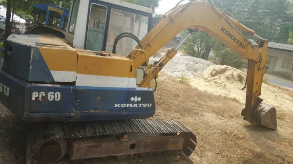 ขายรถแบคโฮ KOMATSU PC60-5 มีไลหัวกระแทก ราคา 300000