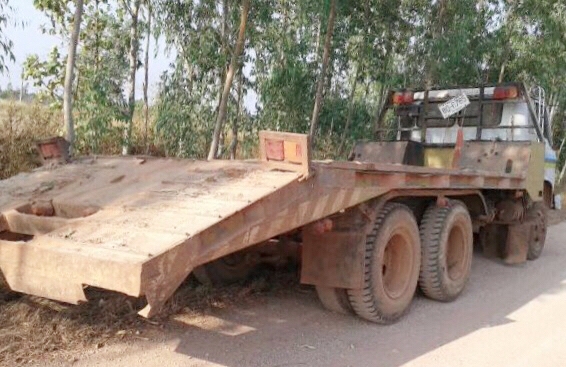 HINO KT 925 - 185 HP HO7C สิบล้อเพลาเดียว เทรลเลอร์ท้ายลาดขึ้นรถแบ็คโฮร SK-200 วางหัวใหม่กับเครื่องยนต์ลงเล่มครบถูกต้อง เครื่องยนต์แน่นแรงดี ภายในเก๋งคอนโซลครบพร้อม พวงมาลัยเพาเวอร์ ระบบเบรคทริ๊ปฟี้ ช่วงล่างเพลาเดียวเดิมๆ คัชซีไม่มีบวม ยางสภาพดีประมาณ 60\%