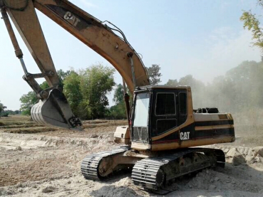 CAT 320B เอกสารเล่มทะเบียนครบพร้อมใช้งานได้เลย เครื่องยนต์เดิมปั๊มเดิม ภายในเก๋งไฟฟ้าหน้าจอครบพร้อม แอร์เย็น ภายนอกบอดี้สวย ซีลกระบะมีแตกมีรั่วซึ่มนิดหน่อยครับ ช่วงล่างเอวแน่น โรลเลอร์โซ่บูทใบแทรกสภาพดีประมาณ 65\% พร้อมใช้งานได้เลย ราคาต่อรองได้ครับ