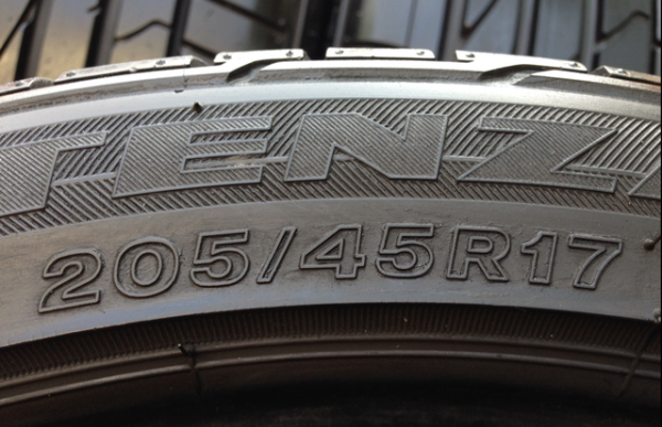 ยาง Bridgestone 205 45 17 ปลายปี12 ดอกสวยพร้อมใช้งาน ราคาไม่แพง