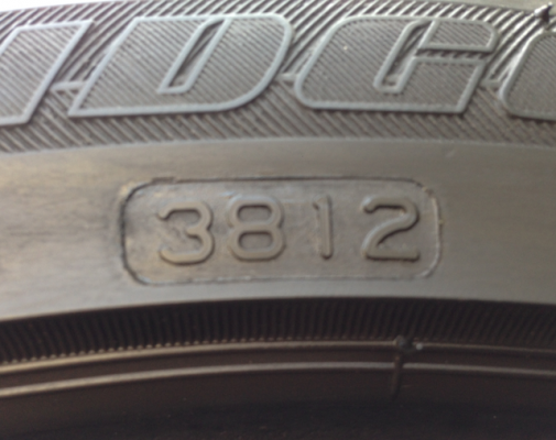 ยาง Bridgestone 205 45 17 ปลายปี12 ดอกสวยพร้อมใช้งาน ราคาไม่แพง