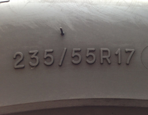 ยาง Michelin 235 55 17 กลางปี13 ดอกสวย พร้อมใช้งาน ราคาไม่แพง