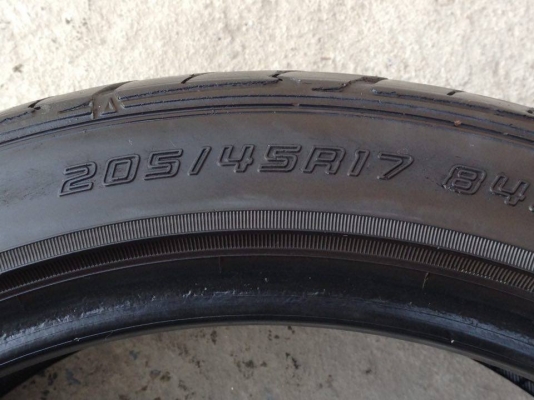 ยาง DUNLOP 205-45-17 ปี 12 2 เส้น 1800  สภาพสวยๆไม่มีปะไม่บวมดอกยางเหลือเยอะวิ่งใด้อีกนานค่ะ