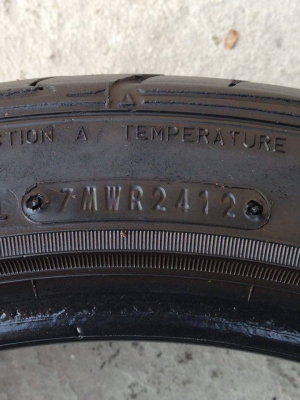 ยาง DUNLOP 205-45-17 ปี 12 2 เส้น 1800  สภาพสวยๆไม่มีปะไม่บวมดอกยางเหลือเยอะวิ่งใด้อีกนานค่ะ