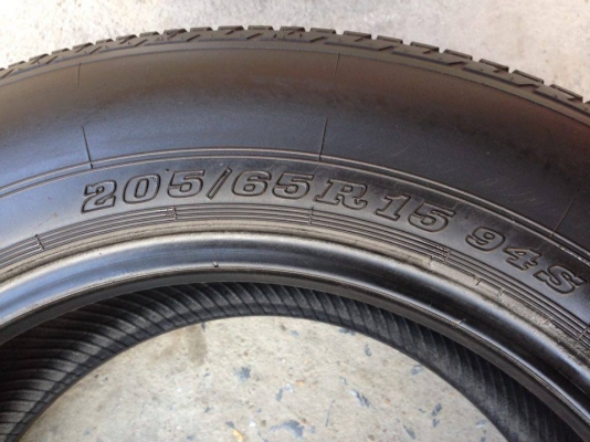 ยาง DUNLOP 205-65-15 ปี 14 4 เส้น 3500  สภาพสวยๆไม่บวมดอกยางเหลือเยอะวิ่งใด้อีกนานค่ะ