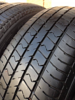 ยาง DUNLOP 205-65-15 ปี 14 4 เส้น 3500  สภาพสวยๆไม่บวมดอกยางเหลือเยอะวิ่งใด้อีกนานค่ะ