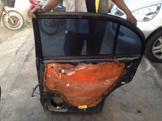 ประตูหลังขวา โคโลน่า ท้ายโด่ง ของแท้ถอด มีกระจกและมอเตอร์ชุดสายไฟ ประตูหลังขวา โคโลน่า ท้ายโด่ง ของแท้ถอด มีกระจกและมอเตอร์ชุดสายไฟ