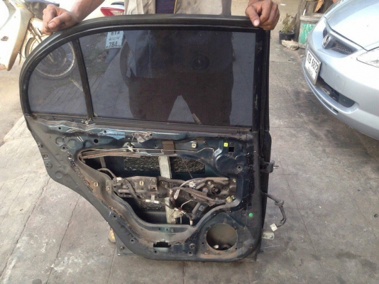 ประตูหลังซ้าย โคโลน่า ท้ายโด่ง ของแท้ถอด