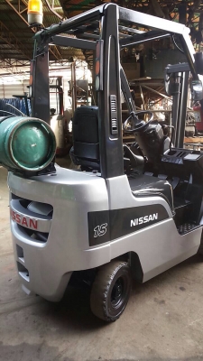 รถยกนิสสันรุ่นล่าสุดยก 1.5 ตัน เสาสูง 3 เมตร เกียร์ออโต้ เครื่องเบนซินตืดแก๊สเรียบร้อย