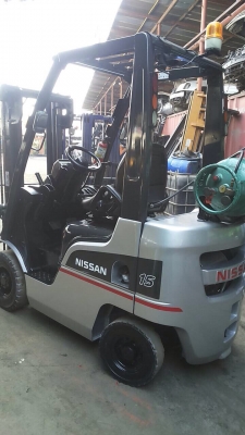 รถยกนิสสันรุ่นล่าสุดยก 1.5 ตัน เสาสูง 3 เมตร เกียร์ออโต้ เครื่องเบนซินตืดแก๊สเรียบร้อย