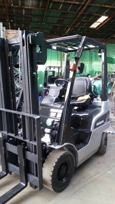 รถยกนิสสันรุ่นล่าสุดยก 1.5 ตัน เสาสูง 3 เมตร เกียร์ออโต้ เครื่องเบนซินตืดแก๊สเรียบร้อย