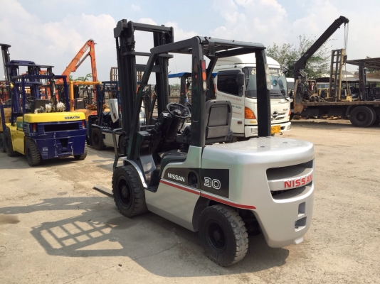 รถยกนิสสันรุ่นล่าสุด น้ำหนักยก 3 ตัน เสาสูง 4 เมตร เครื่องดีเซล เกียร์ออโต้ รถ 3 ปี ใช้งานมาแค่ 4500 ชม.