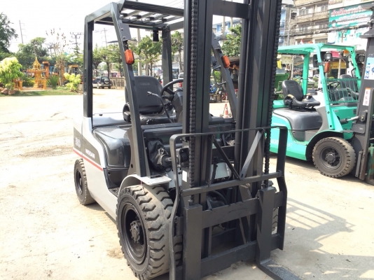 รถยกนิสสันรุ่นล่าสุด น้ำหนักยก 3 ตัน เสาสูง 4 เมตร เครื่องดีเซล เกียร์ออโต้ รถ 3 ปี ใช้งานมาแค่ 4500 ชม.